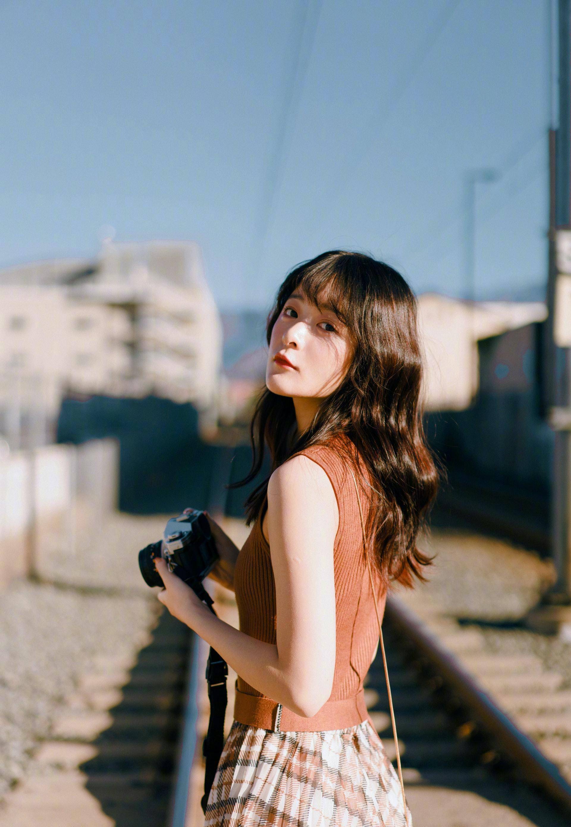 徐娇发布近照,真的长大了,出落得亭亭玉立,小蛮腰更是令人赞叹_周星驰