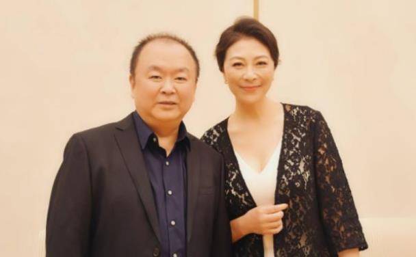 她的女儿岳以恩,和她的母亲一样,也是毕业于中央戏剧学院,可能是受她