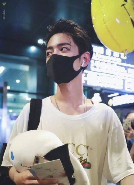 肖战造型大颠覆!邻家男孩儿变身成熟油头,小赞还hold得住吗?