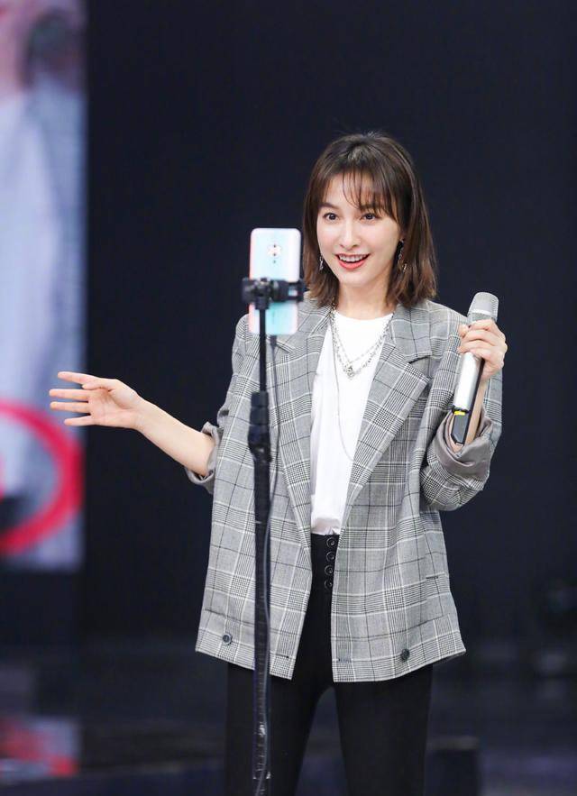 "气质飙升"的吴昕,让人很想知道,她衣品为什么越来越高级精致_年纪