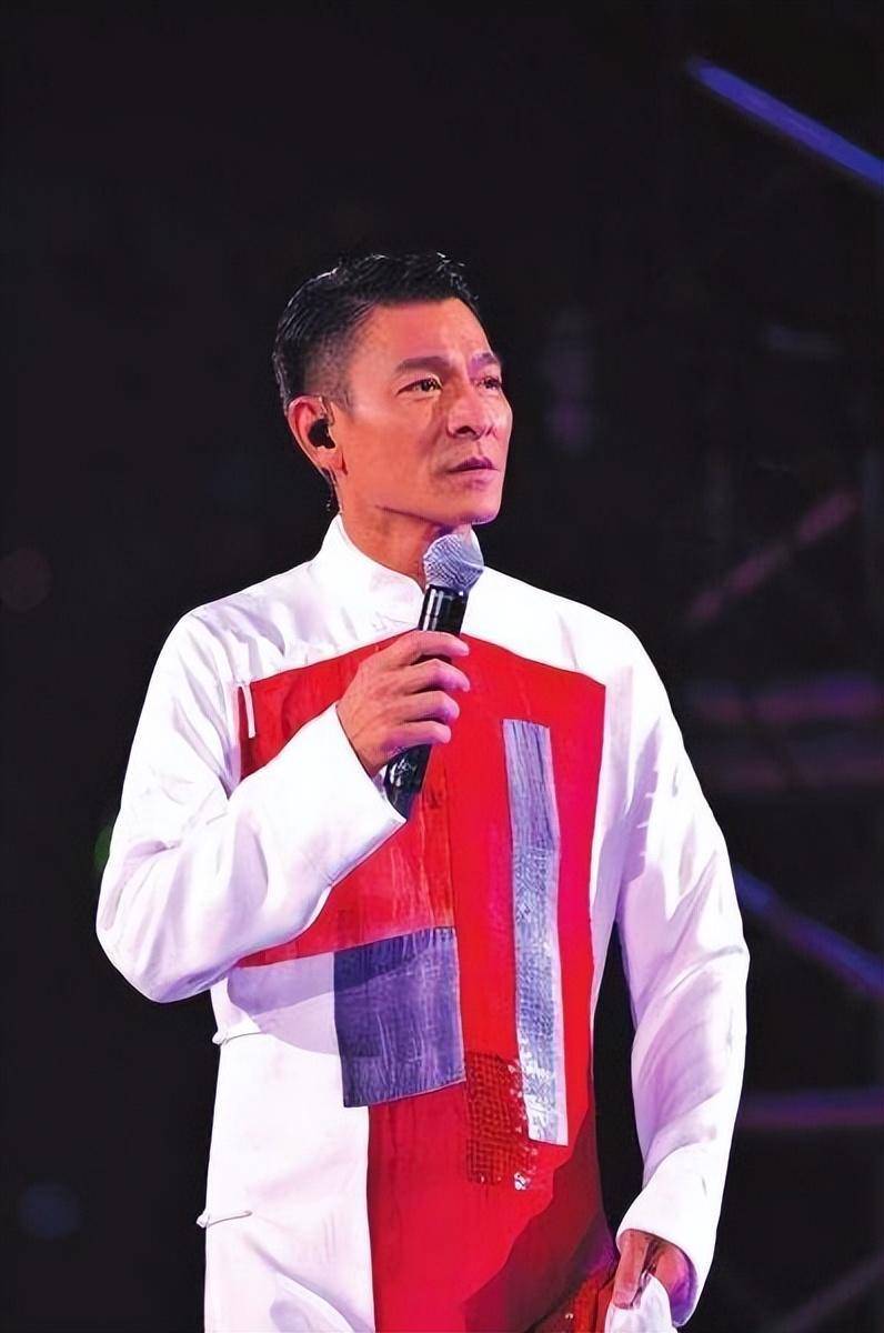 61岁刘德华弹古筝唱歌,全素颜脸部下垂,老年斑也超明显