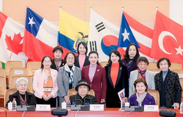 姜虹虽然已经54岁了,但整个人的精神面貌依然非常好,形象也很大方美丽