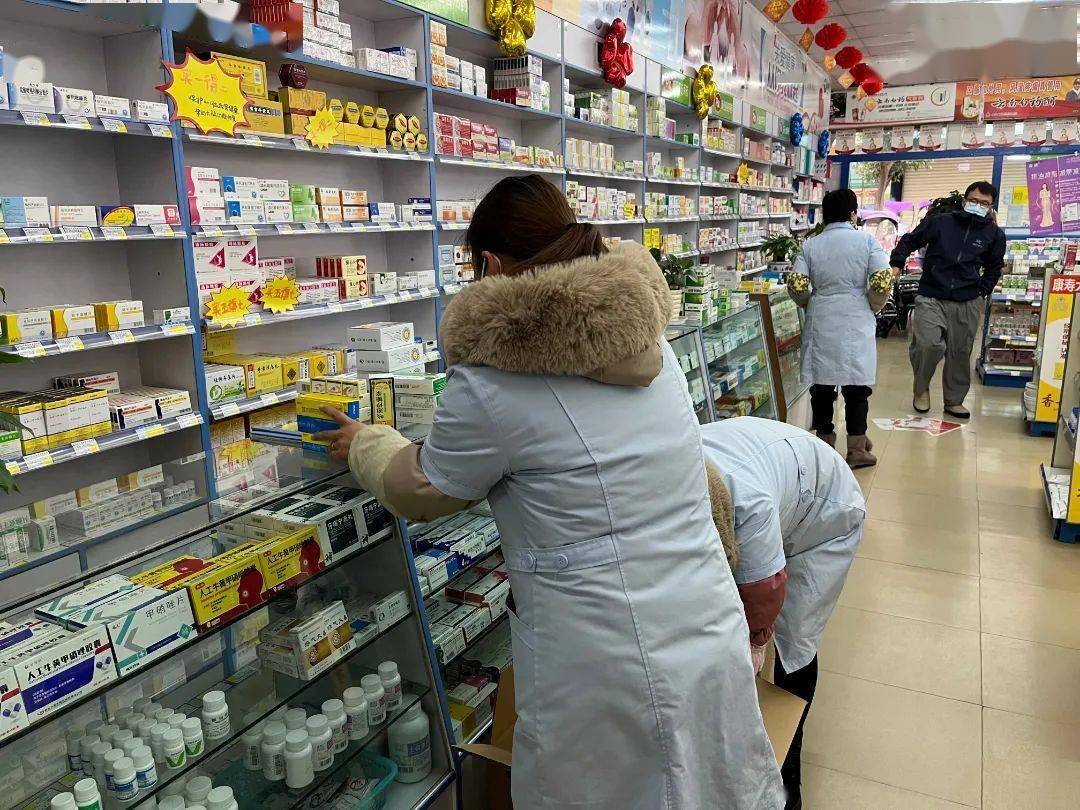 药店内工作人员正忙着将退烧药上架,分装,以便分发给前来领药的顾客.