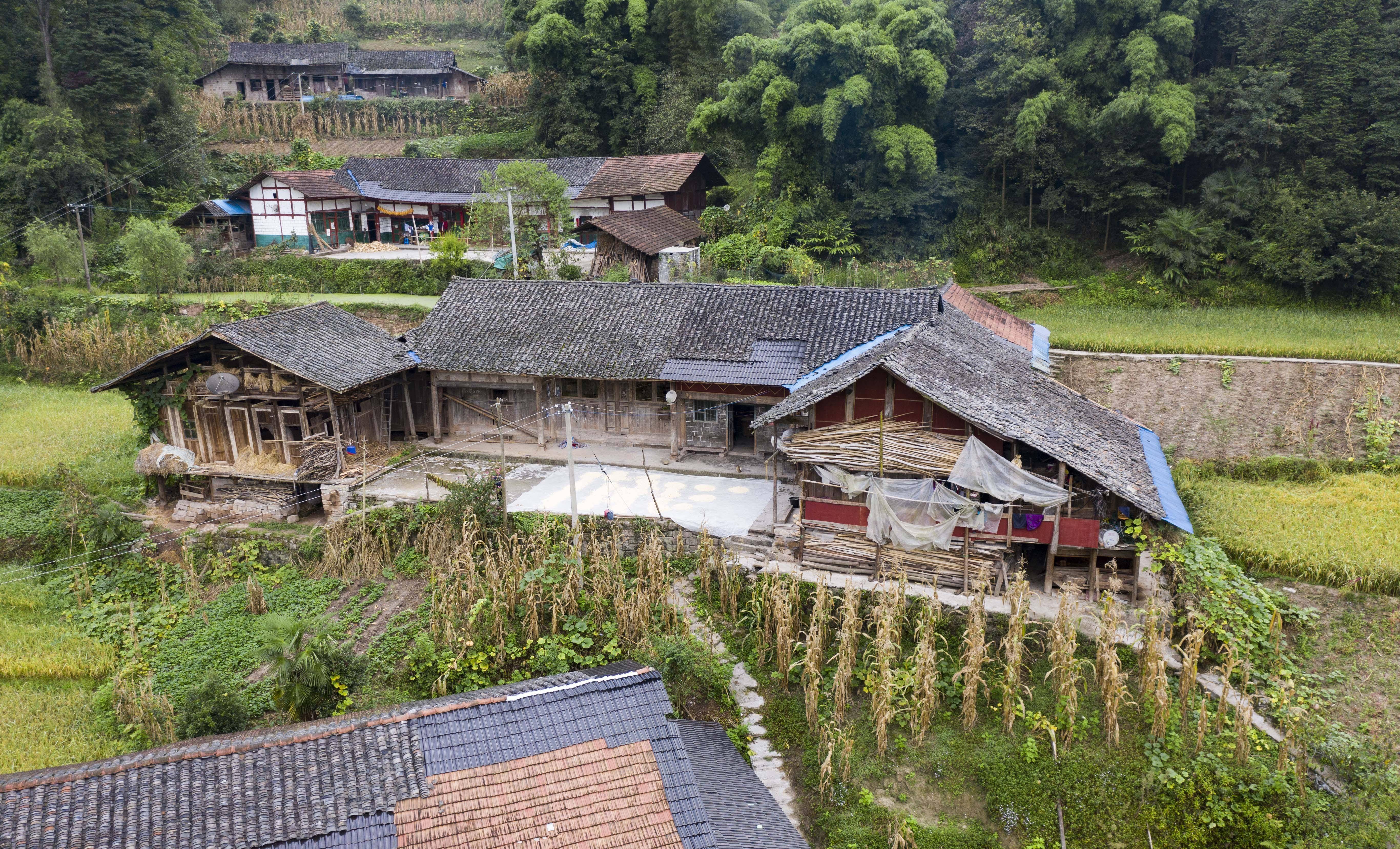 贵州群山间一座原始村落,有美丽的山谷稻田,也有特色的民居建筑