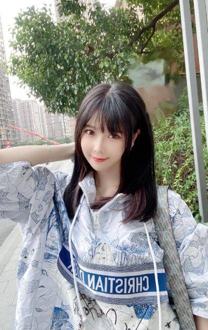 作为前lgd主场女主持人,nara经常在赛后采访选手时出现,因为甜美可爱