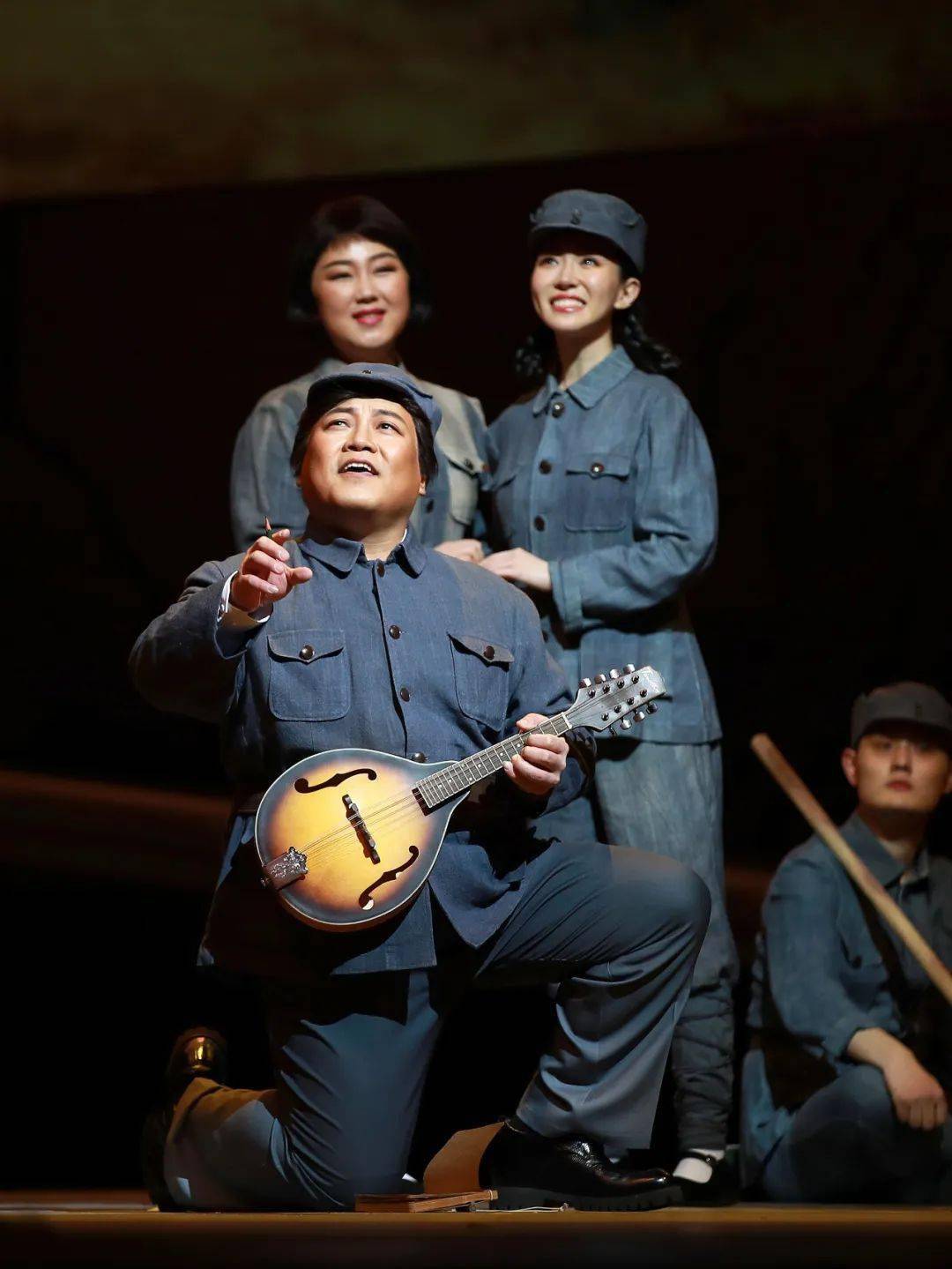 原创民族歌舞剧《郑律成》在中央歌剧院剧场精彩呈现_革命_音乐_创作