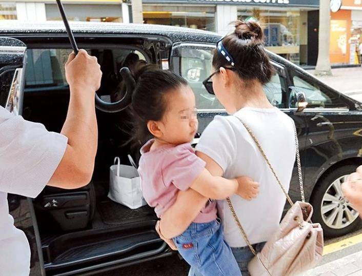 天王嫂方媛更新生活照,女儿上学了,自己练习热舞保持纤细好身材_女人