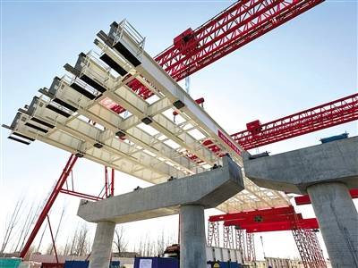 标首孔工字组合梁成功架设,标志着项目全面进入桥梁上部结构施工阶段
