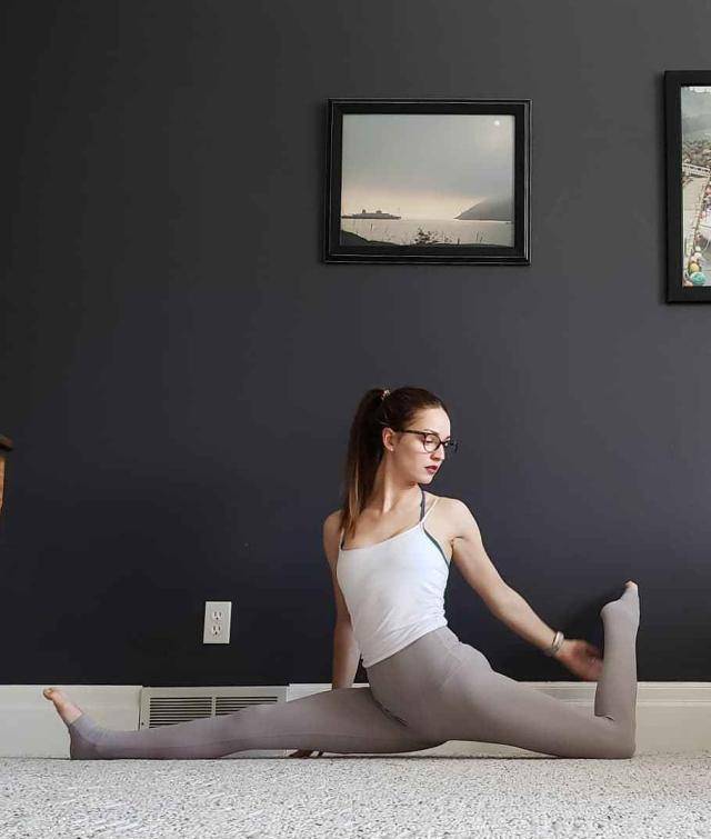 海清拍摄写真,黑色针织毛衣与连体裤的组合,优雅气质倍感亮眼_身体_体