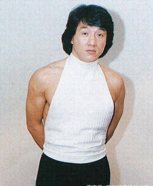 成龙粉色荧光上衣搭配超短裤,特意把拉链下拉露出傲人的胸肌,然而更辣