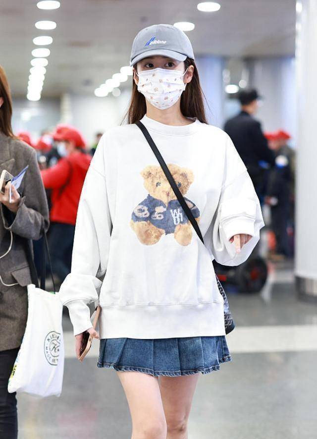 颖儿真是"逆龄生长",卫衣配牛仔裙似高中生,身材保持得不错_时尚_款式