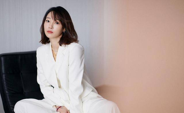 她36岁依然站在"神坛",完美演绎引泪家庭主妇,时尚与演绎相容_白百何