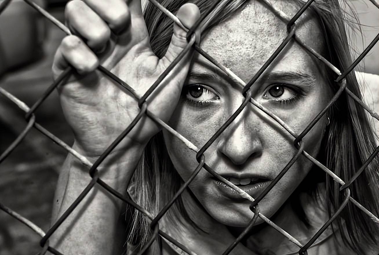 有一两个学生通过,人贩子就会顺势要求这些学生,将同学也推荐给他们