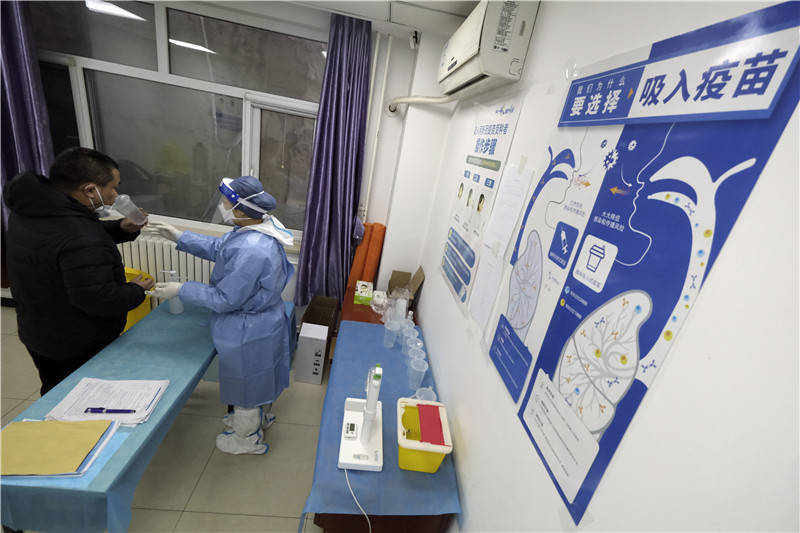 北京市民积极接种疫苗“第四针” 现场工作人员给出个性化建议