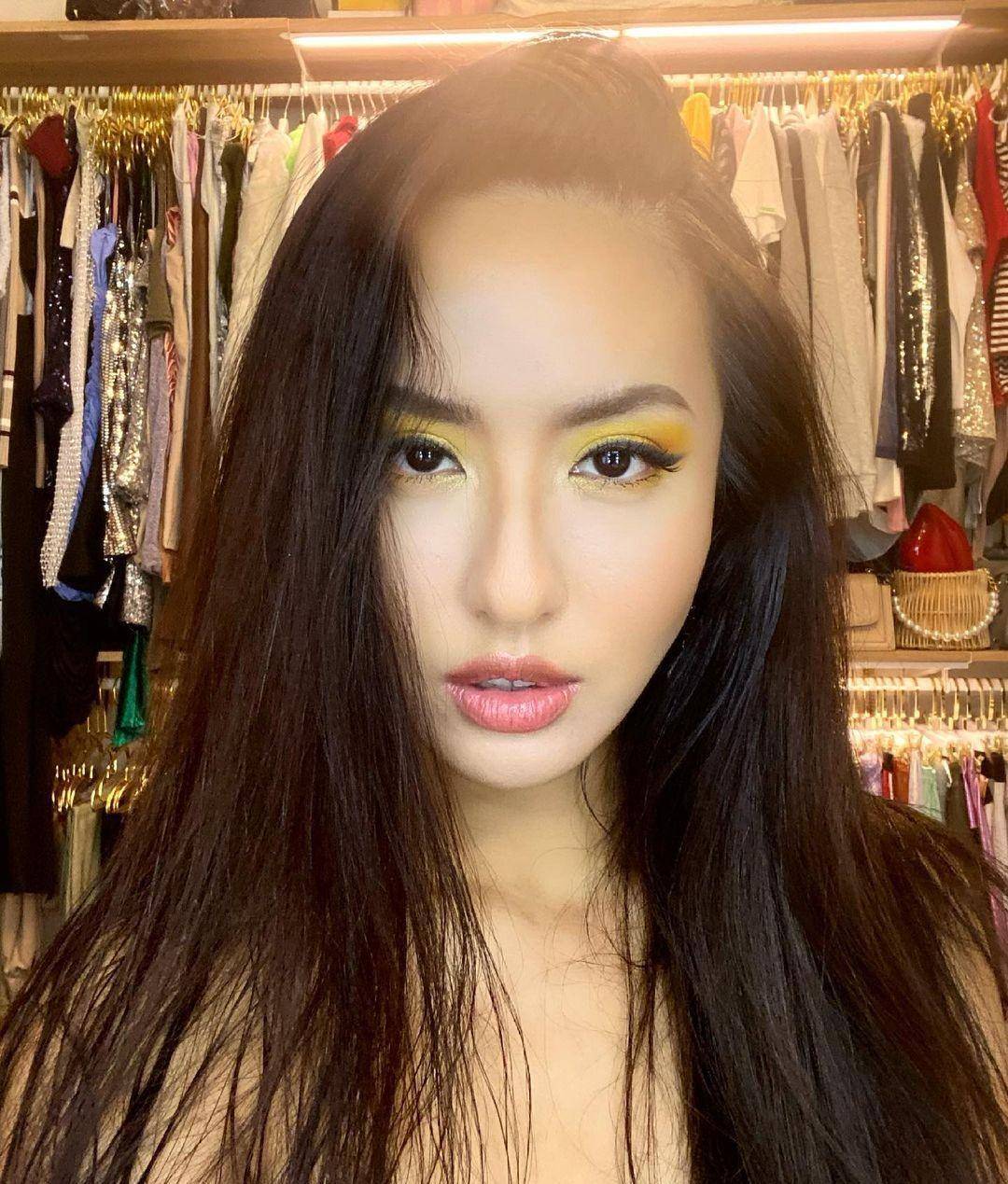 艺人蔷蔷(林嘉凌)拥有火辣身材,说话辛辣,作风大胆自信,平时会在社群