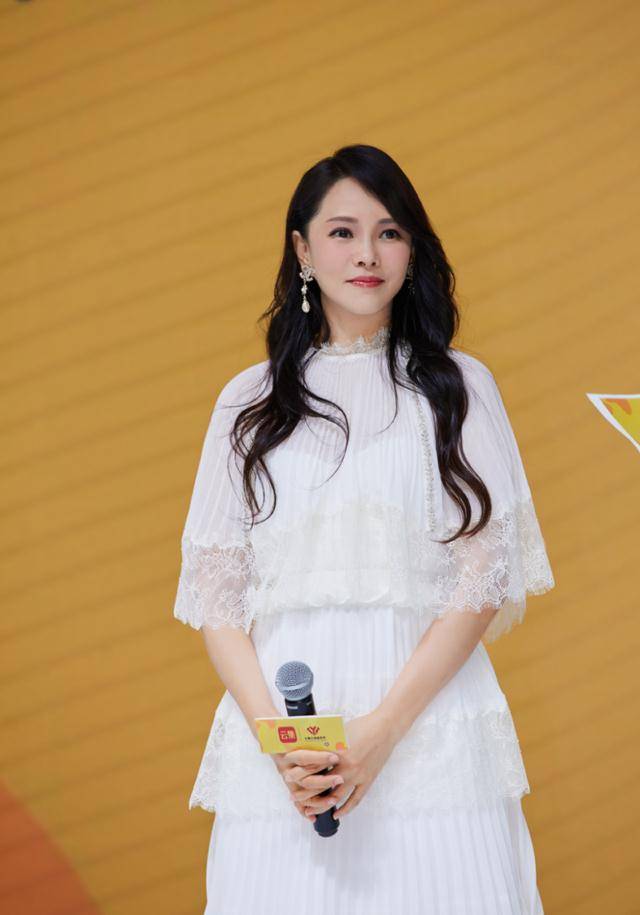 伊能静果然是不老女神,大波浪卷发搭配连衣裙优雅大气,美丽动人_脸型