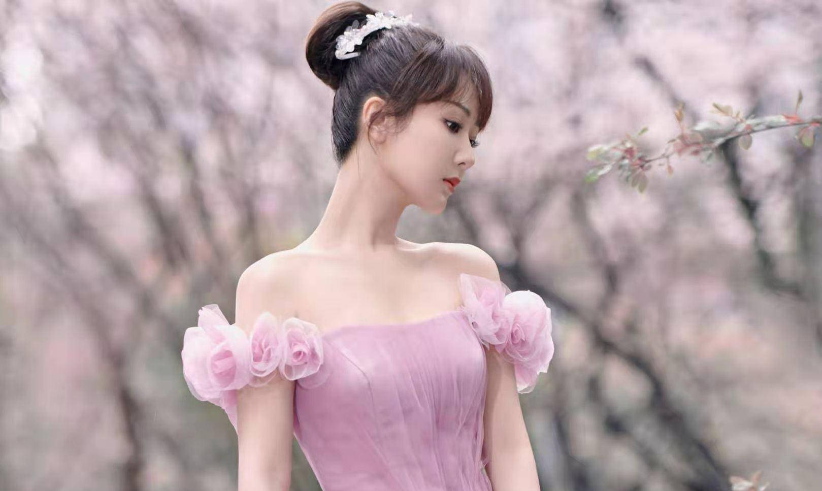 杨紫瘦了,穿粉色拖尾蓬蓬长裙亮相微博之夜,直角肩真美_礼服_好身材