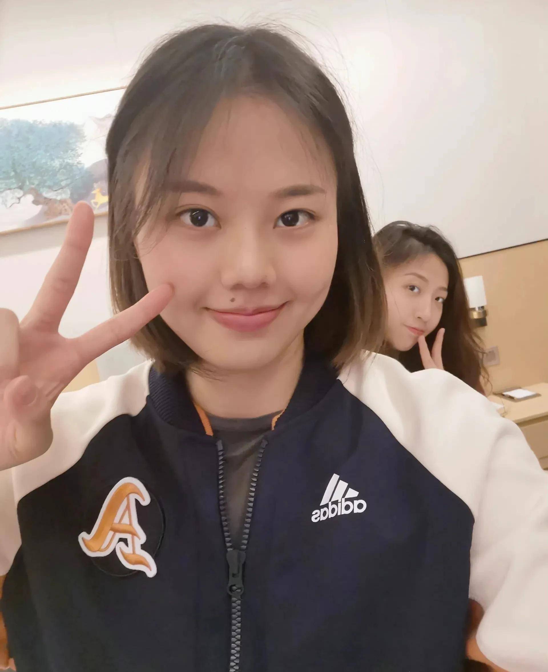 赢球后心情大好,刘晏含龚翔宇合体,女排国手颜值"天花板"_天津女排