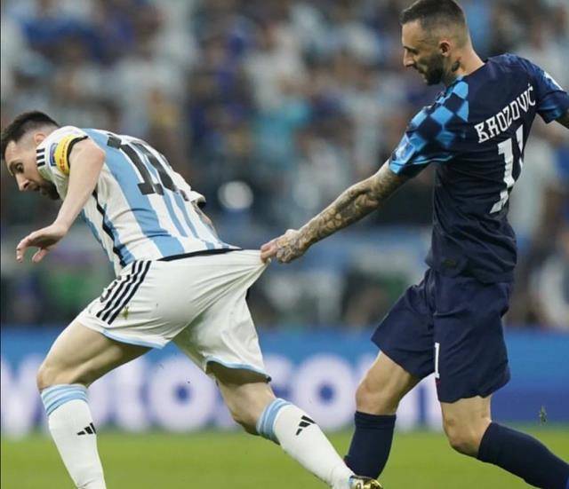 比赛结束后,布罗佐维奇跑去找梅西交换球衣——而且,就只要那件被他拉