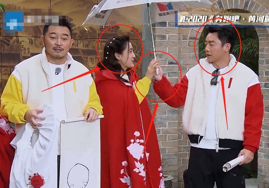 郑恺为baby撑伞,看清baby下意识的反应,是否避嫌很显然_节目_互动