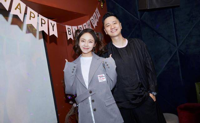 张佳宁晒照庆祝31岁生日,老板王凯到场支持,现场亲密同框很有爱_装饰