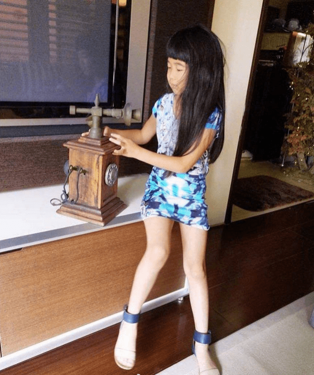 有种"整容"叫曹格女儿长大,9岁美成小女神,瓜子脸很惹眼_曹华恩_姐姐