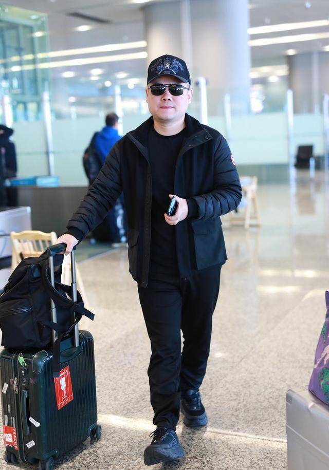 岳云鹏自带喜感,一身黑色搭配走机场挺低调,对镜头笑瞬间变萌宝_显得