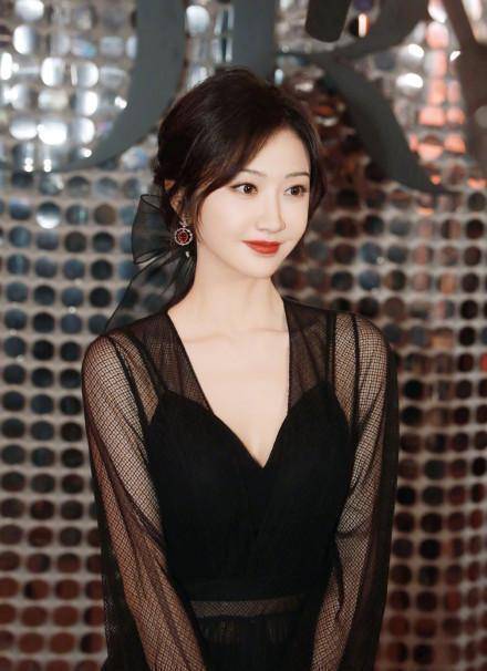 景甜穿黑纱刺绣礼服惊艳!