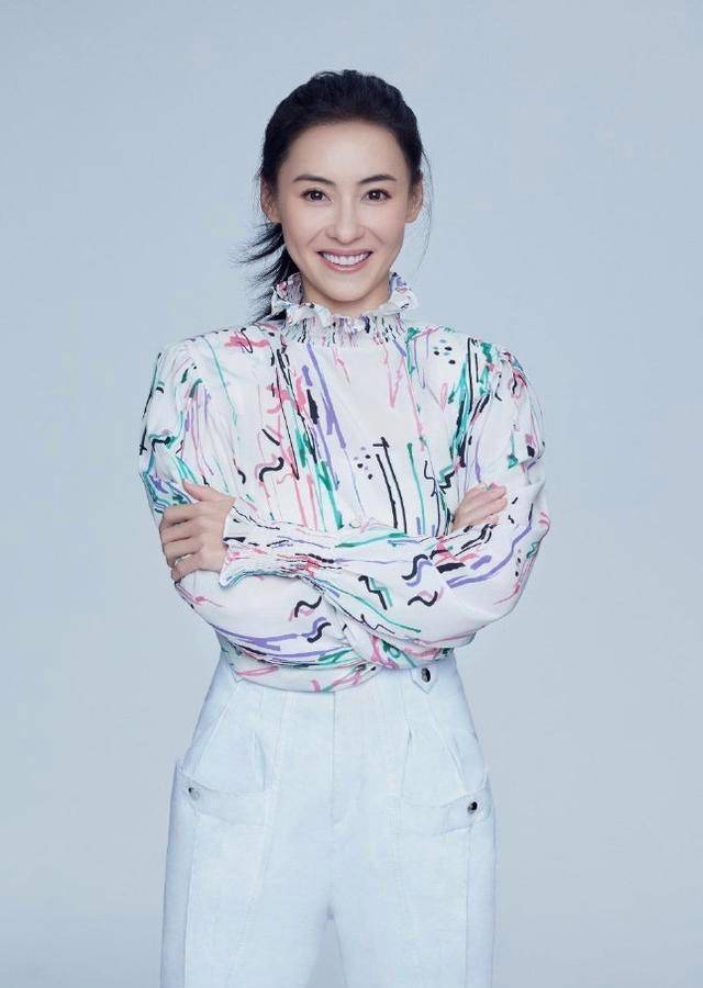 张柏芝马尾辫,配上羊腿袖衬衫,十分有造型感_设计_白色_腰围