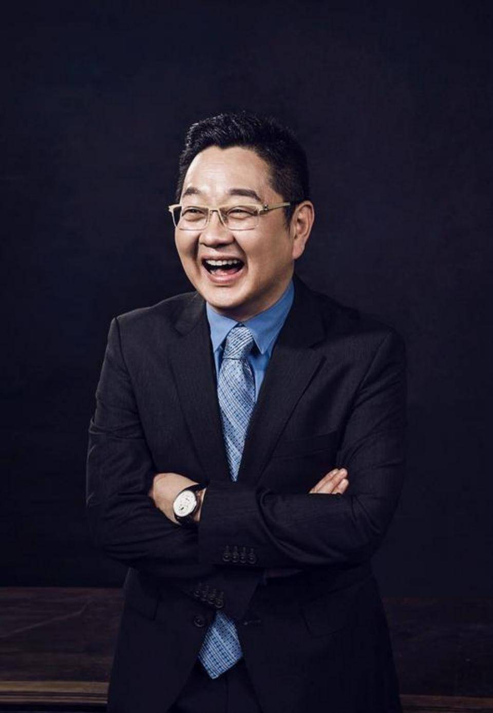 张绍刚节目不避嫌,爬坡时与小二十多岁女明星牵手,引来争议不断