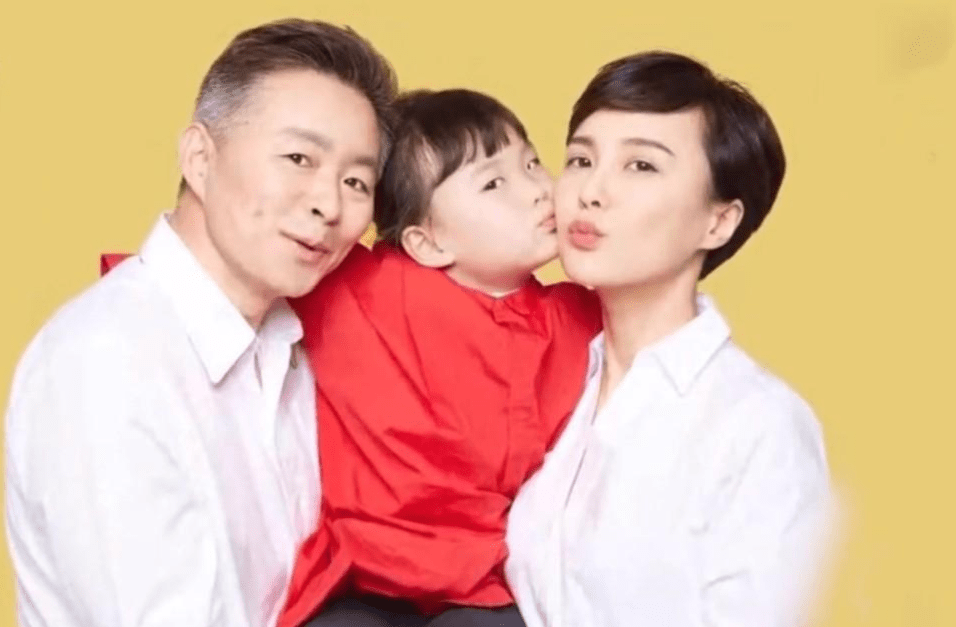 "西部歌王"王宏伟与小13岁妻子杨珊珊,夫妻琴瑟和鸣,幸福温馨_老朋友