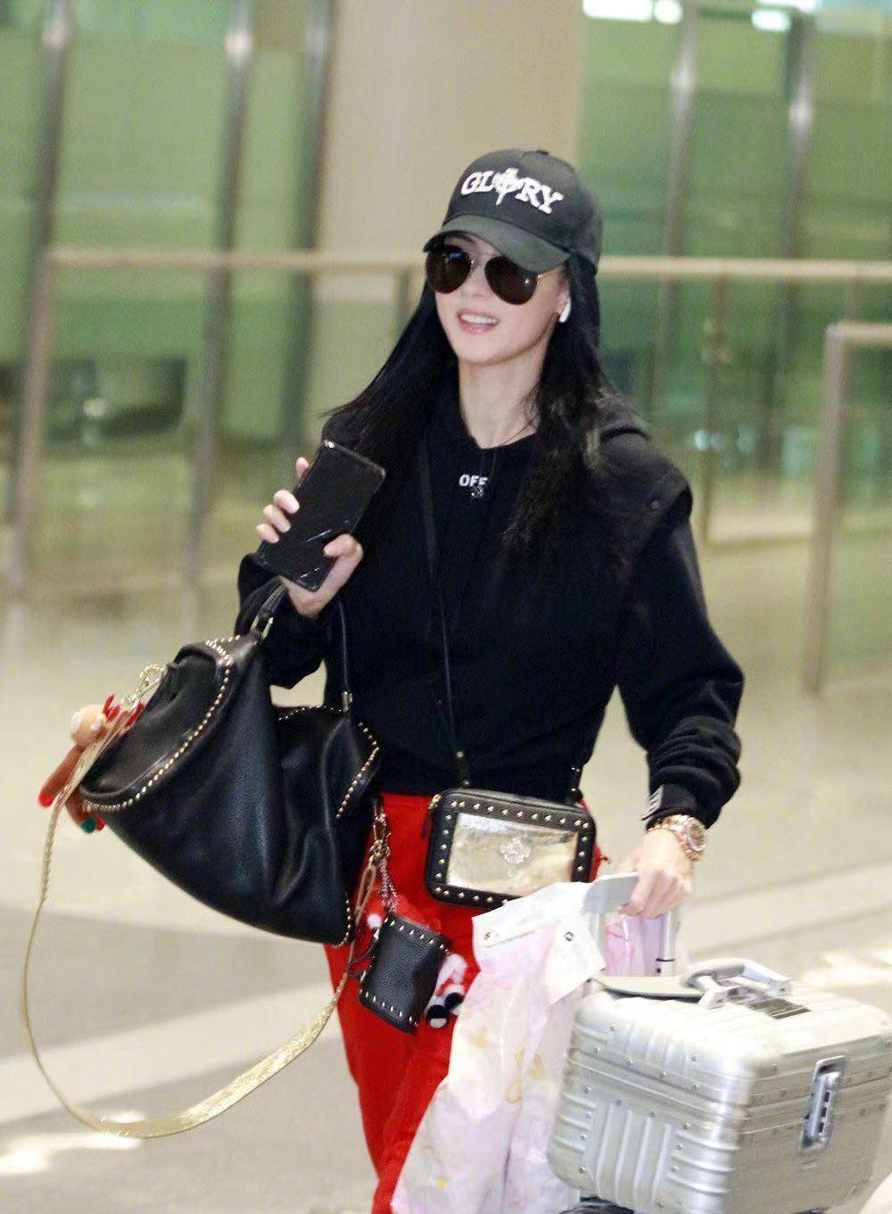 张柏芝特效玩上瘾,出镜秀美颜脸蛋却毫无血色,裹厚外套变水桶腰_红色