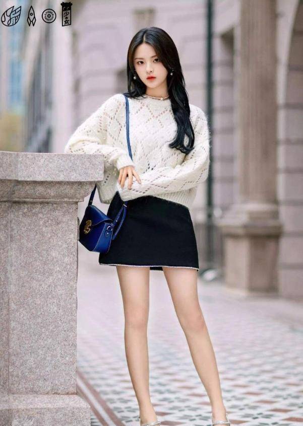 有种"锦鲤"叫杨超越,把"白袜"穿到透光,秀出双腿比电棍还细_时尚_look