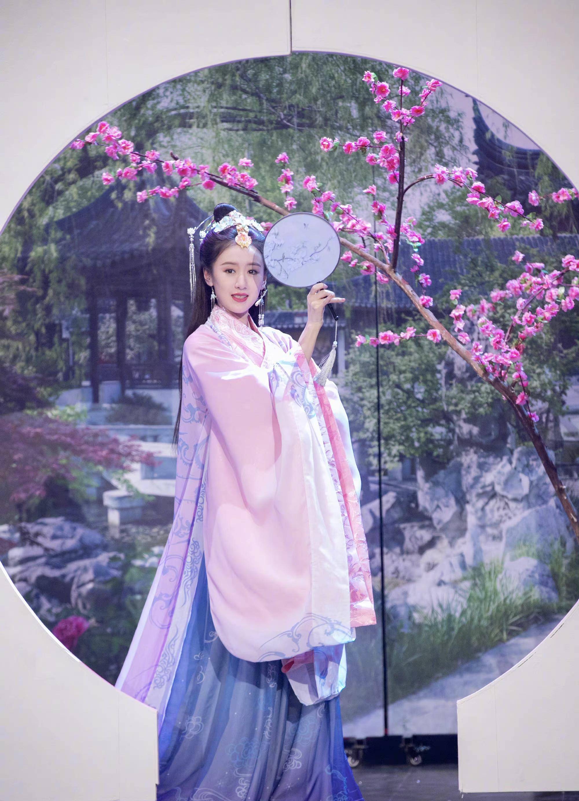 袁冰妍古装扮相惊艳,天降一位貂蝉小姐姐,精美头饰超抢眼_美女_粉色