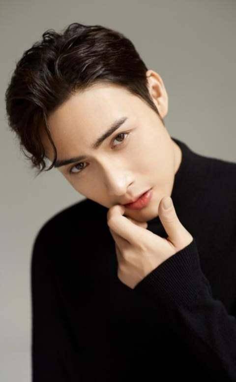 张彬彬晒出自己头围61cm,你喜欢这样风趣可爱的男神吗?