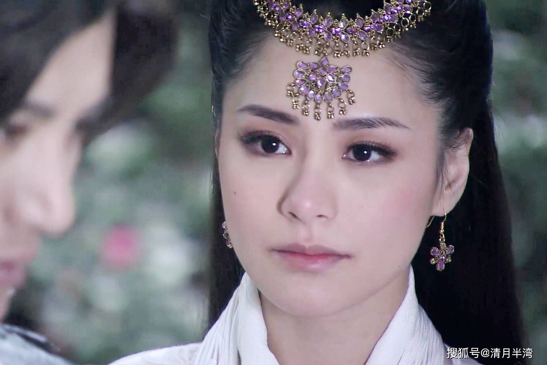 端庄大气的长相,配上清愁含蓄的气质,使得阿娇身上油然而生出一股破碎