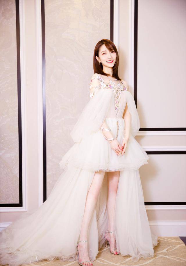 张纯烨,这位姐姐肤白貌美大长腿,是主持界的宝藏女孩没错了_舞台_身材
