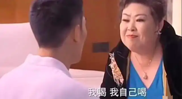 富婆专业户董立范,被初恋骗光钱后不再相信爱情,58岁依旧单身_父亲