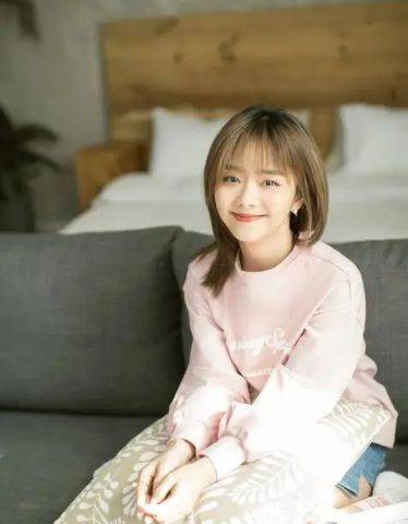 近日,有路人拍摄到谭松韵在保镖和经纪人的簇拥下离开会场!