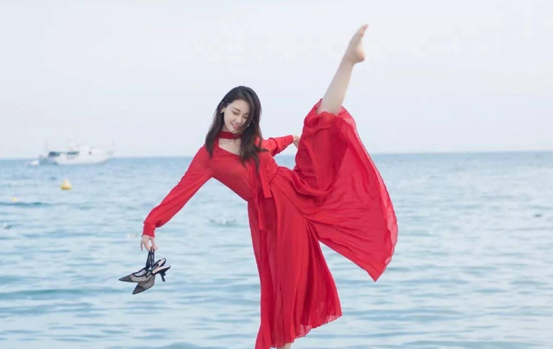 2年前,舞蹈生苗苗凭《芳华》成名,后被逼光脚跳舞,如今咋样了_冯小刚