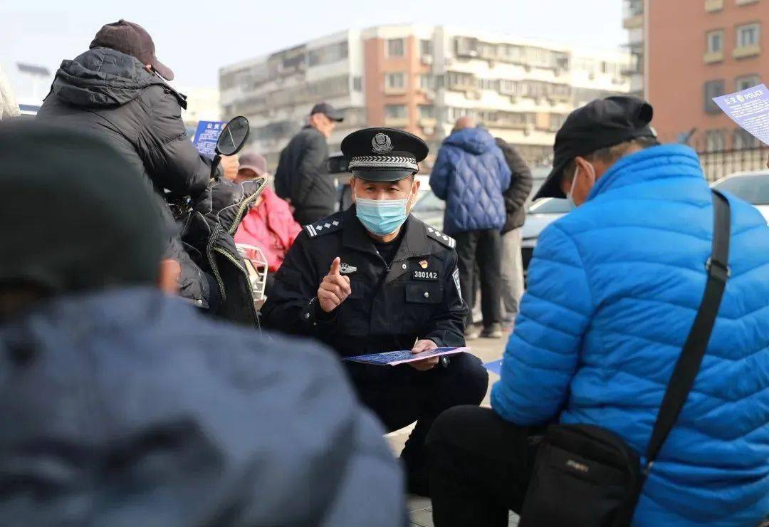 体贴帮扶 换取居民笑容2013年,张瑞坡从部队转业两年之后,成为公安