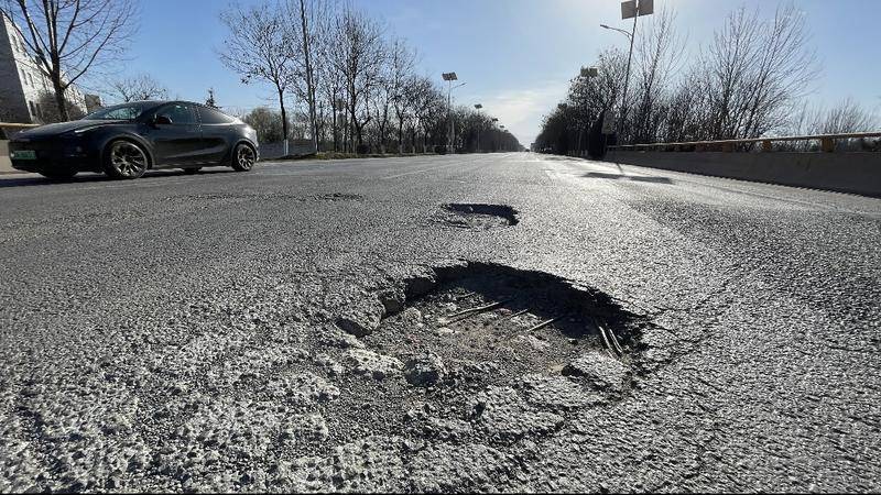 水泥路面出现坑洼里面还有裸露钢筋 西安航天基地 下周二完成维修