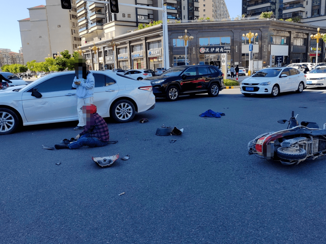 汕尾交警公布车祸现场监控._交通_事故_碰撞