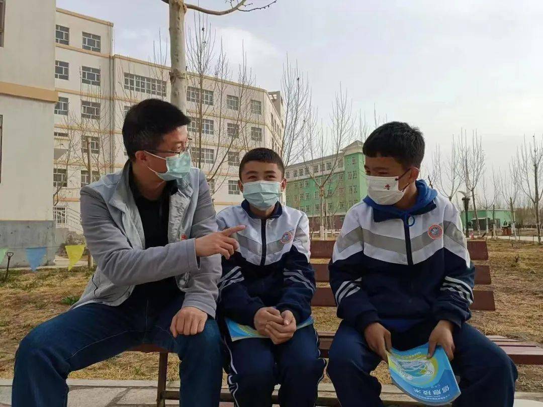 他,用温情关爱当好民族学生的"知心阿喀"克州江西实验中学(阿克陶县