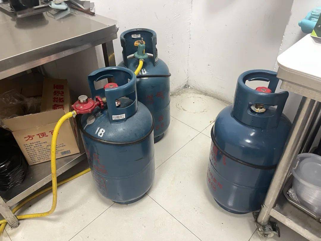 是否老化液化气罐是否正确摆放对餐饮店是否使用正规燃气执法人员