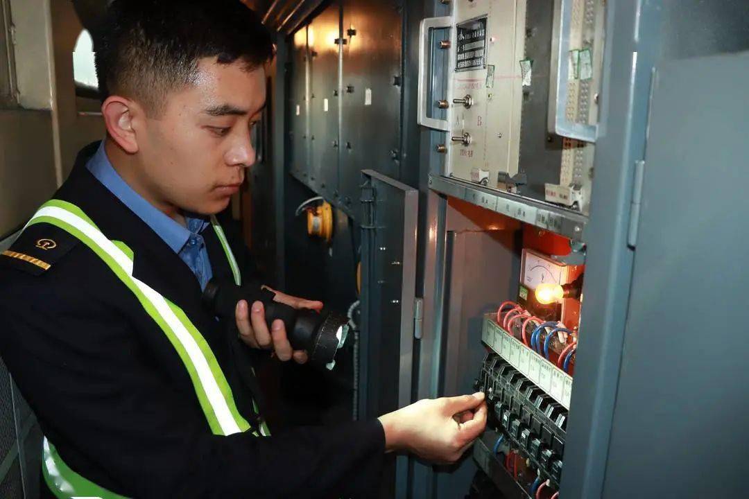 越西小伙沙马伍且:把动车开进家乡的梦想变为现实_火车_西昌_凉山