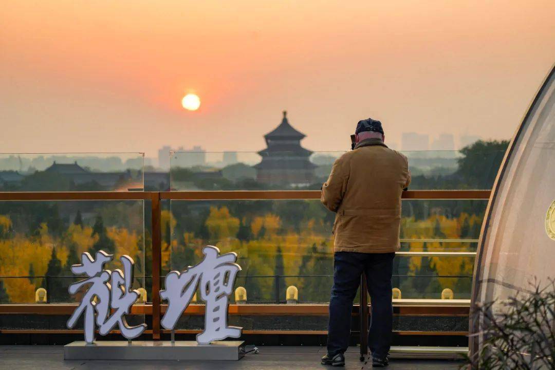 "家住天坛公园附近的裴胜韬同爱人站