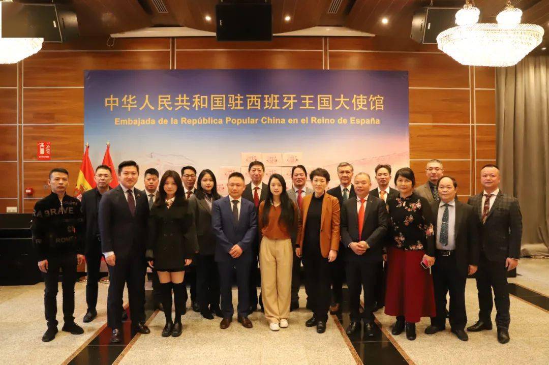 中国驻西班牙大使馆举办2023年"温暖迎春"春节包发放启动仪式_留学生