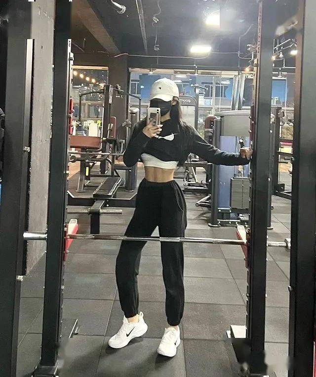 靠实力霸屏的ins美女,果然胸猛过人!_训练_身材_健身房