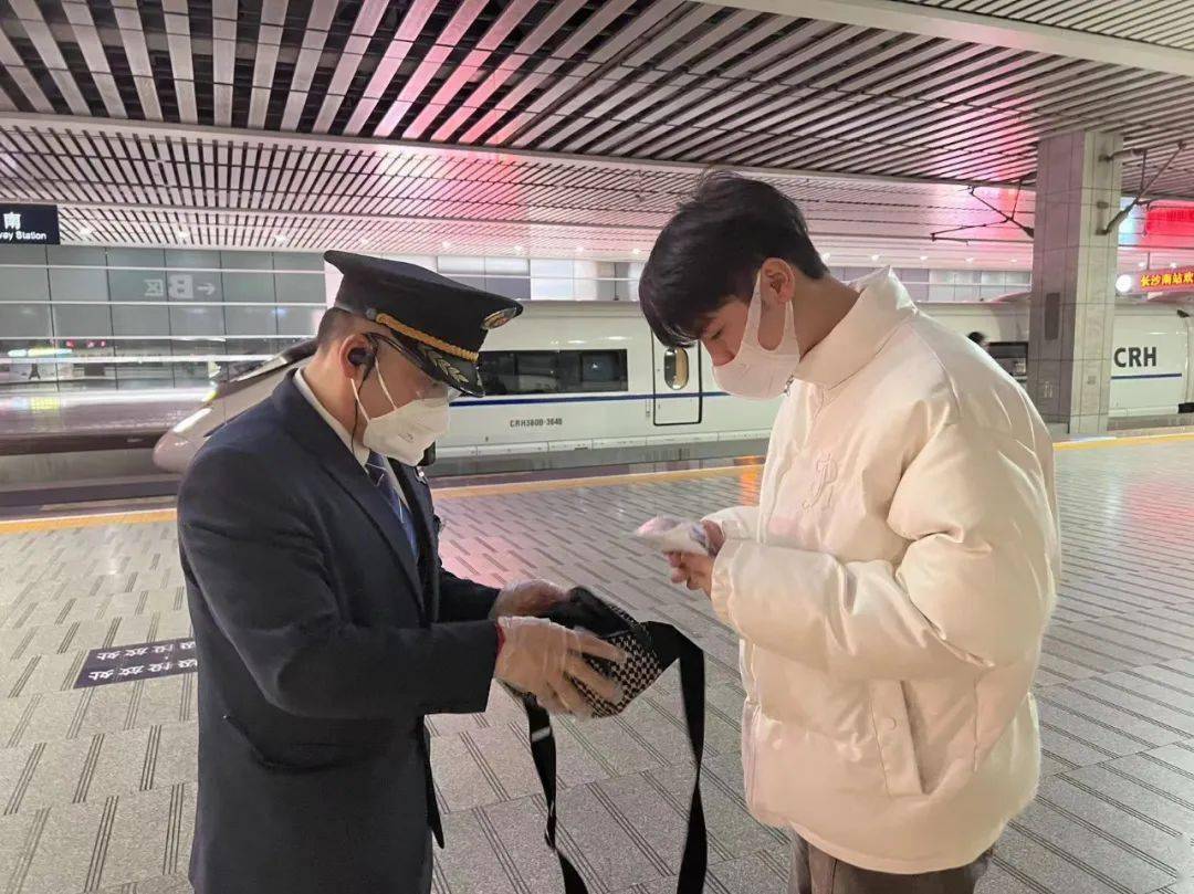 【武铁暖"心"闻 】热心服务传递温情_武汉_次列车_列车长